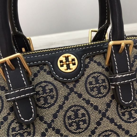 Stylish Black and Gold Handbag - Picture 5 of 9